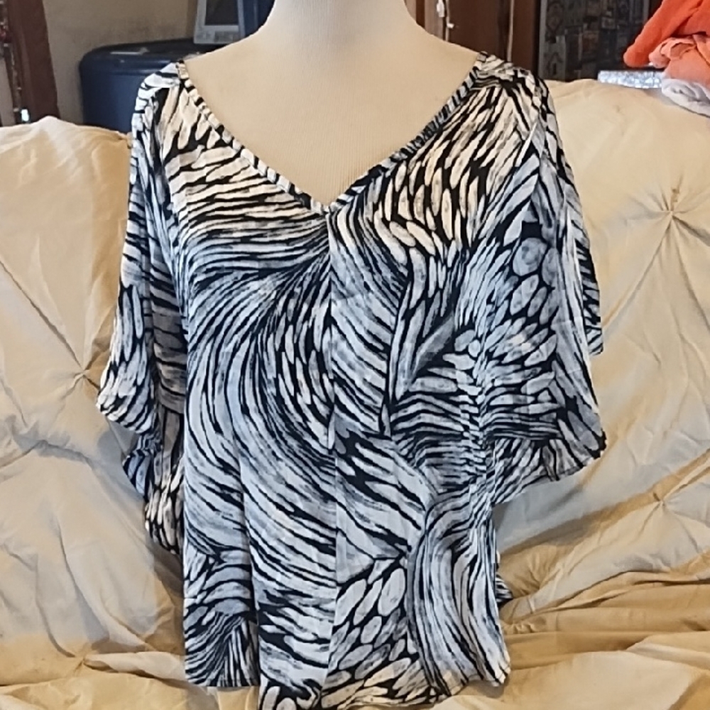 Miroa Women's Black and White Patterned Top